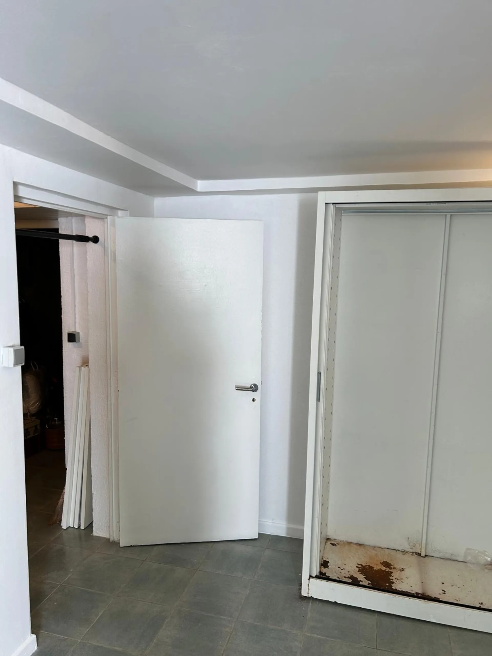 Réalisation : Rénovation entrée & portes — Peinture complète — Résidentiel