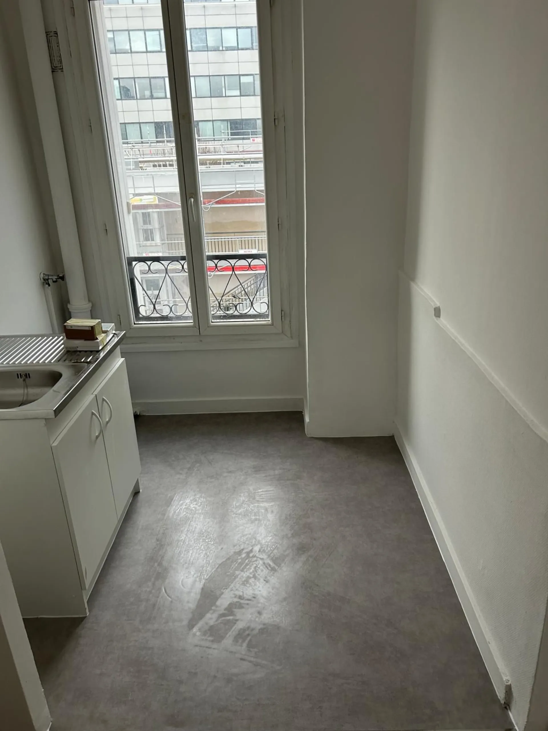Réalisation : Aménagement cuisine — Revêtement sol & kitchenette — Résidentiel